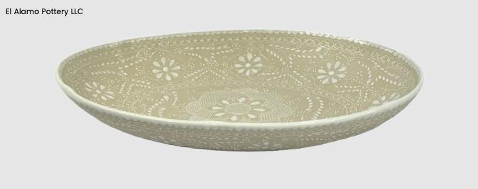 Bandeja ovalada de Talavera artesanal con encaje blanco sobre gris topo (36,5 x 26,5 x 6,35 cm)