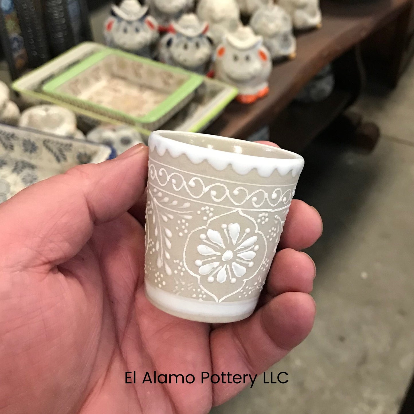 Vaso de chupito de cerámica de Talavera artesanal – Midnight Bloom